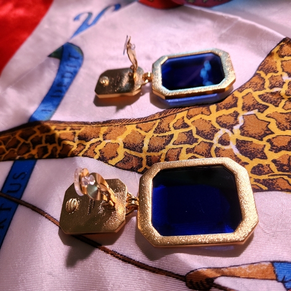 YSL Saint Laurent Runway Item🔥Stunning🔥Clip on drop earrings (HAUTE) - Picture 4 of 7